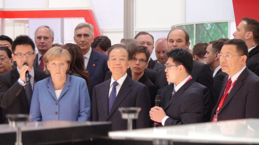 时任国家总理温家宝和德国总理默克尔莅临新松展位
