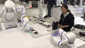 双臂协作机器人、柔性机器人与工作人员 组成的新型机器人工作站