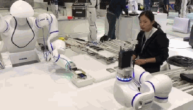 雙臂協作機器人、柔性機器人與工作人員 組成的新型機器人工作站