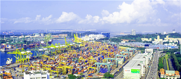 新加坡港是全球最繁华的港口之一.jpg