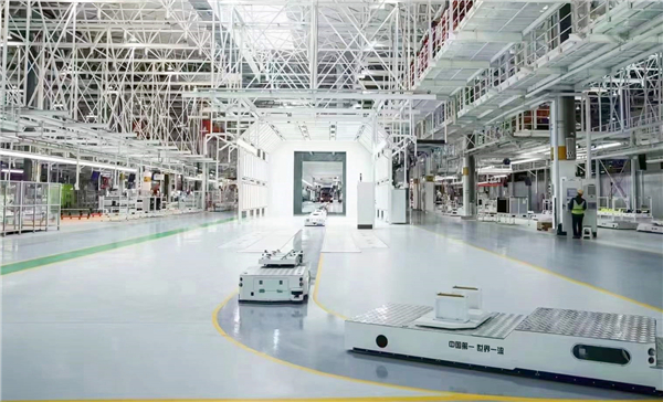 新松移动机器人在J7智能工厂.jpg