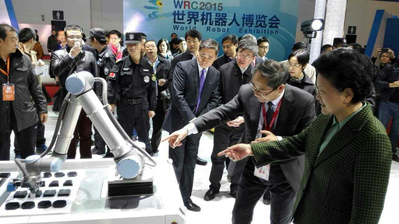 新松机器人产品在展会大放异彩 国家领导人莅临新松展台