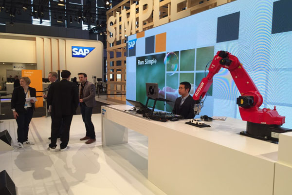 新松机器人公司与德国SAP公司联合参展CeBIT 2015，获中德副总理高度评价