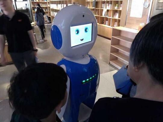 杭州新华书店出现萌萌机器人 俘获一帮迷弟迷妹