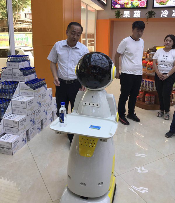 服务机器人亮相沈阳中国石油