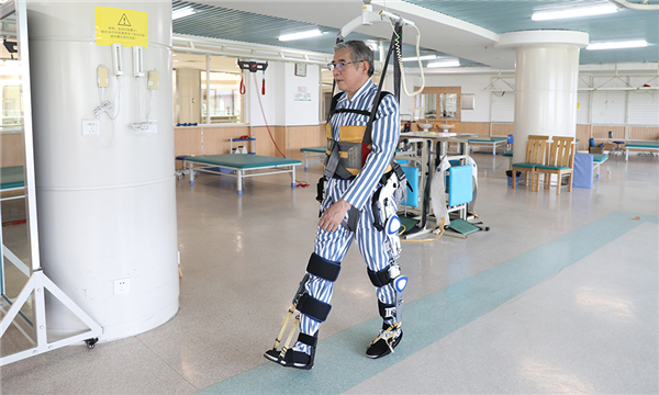 （图）新松下肢外骨骼训练器可配合医院天轨悬吊系统或助行器，帮助用户开展康复训练1.jpg