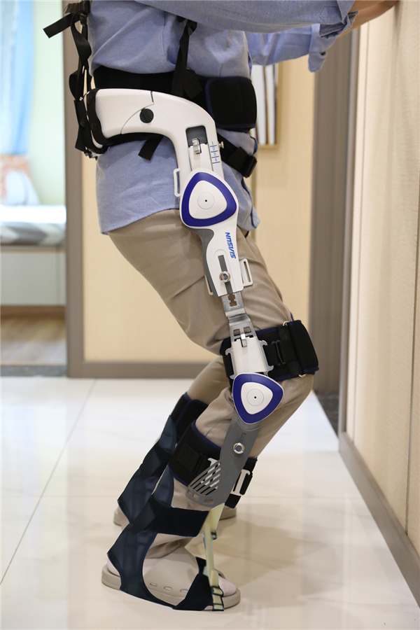 （图）用户可在新松下肢外骨骼训练器辅助下，完成蹲起、提膝、弓步等日常训练2.jpg