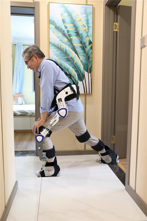 （图）用户可在新松下肢外骨骼训练器辅助下，完成蹲起、提膝、弓步等日常训练1.jpg