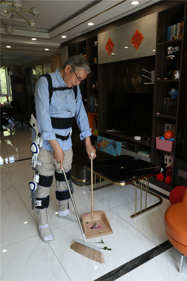 （图）新松穿戴式下肢助行器可辅助老人完成日常家务1.jpg