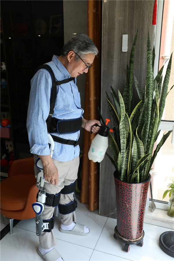 （图）新松穿戴式下肢助行器可辅助老人完成日常家务2.jpg