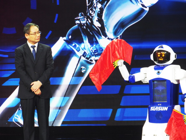 新松公司总裁曲道奎博士获得“2014年度十大科技创新人物”殊荣