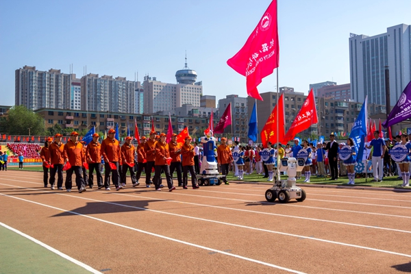 新松“松果”机器人参加东北大学第五十六届体育运动会