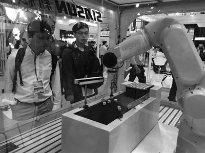 杭州日报：杭州新松首发新型轻量化机器人