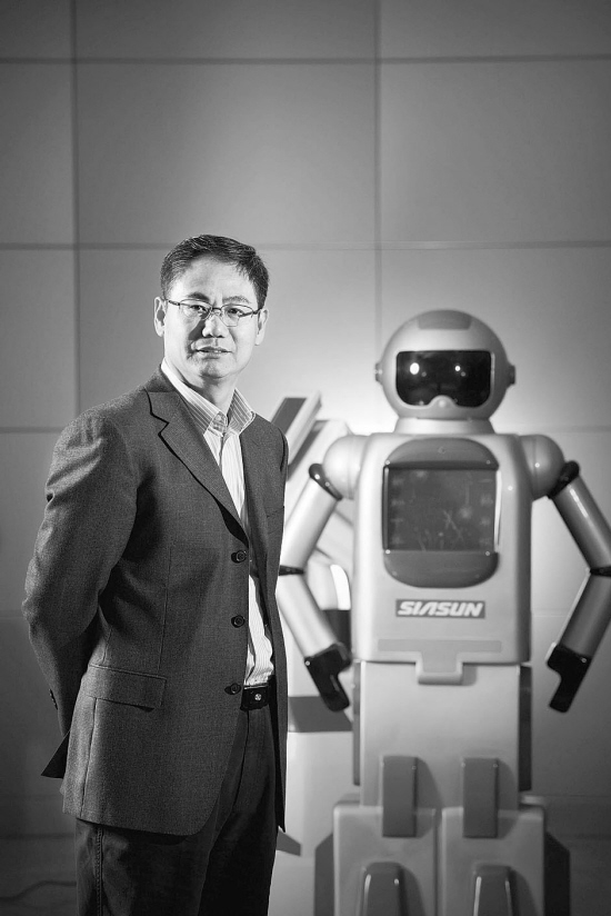 抢占新工业革命的制高点——访沈阳新松机器人自动化股份有限公司总裁曲道奎博士