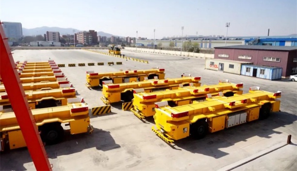 国内首次！新松港口移动机器人大批量交付全球最大中转枢纽港